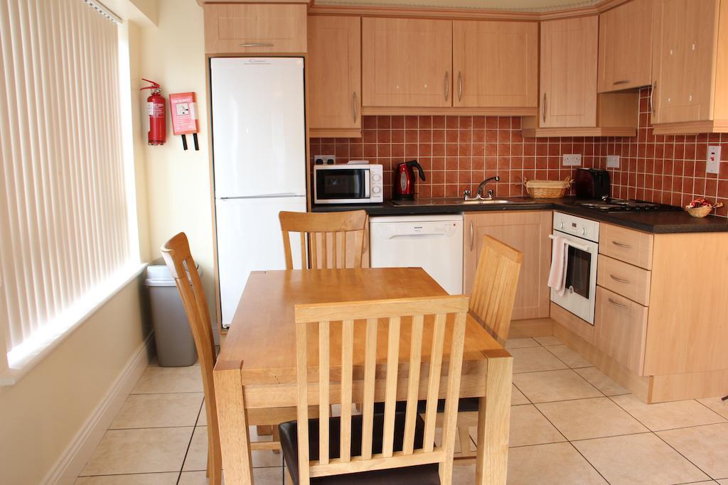 Donegan Court Aparthotel Galway Oda fotoğraf