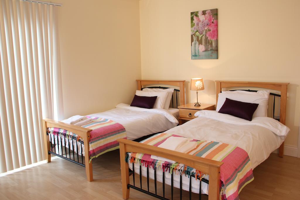 Donegan Court Aparthotel Galway Oda fotoğraf