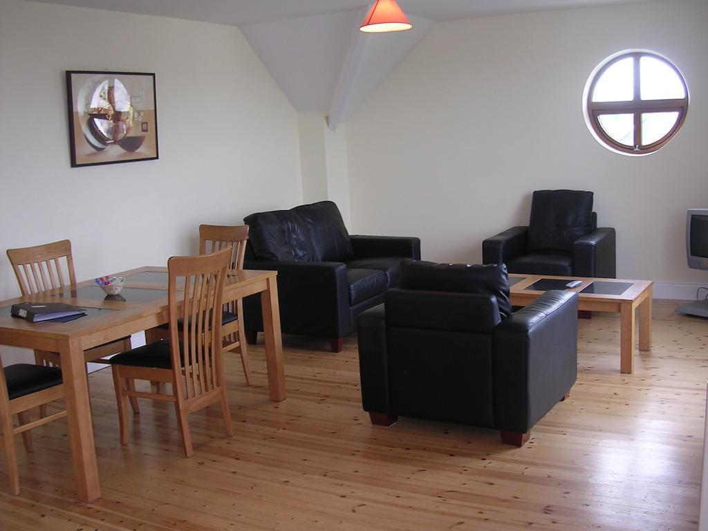 Donegan Court Aparthotel Galway Oda fotoğraf